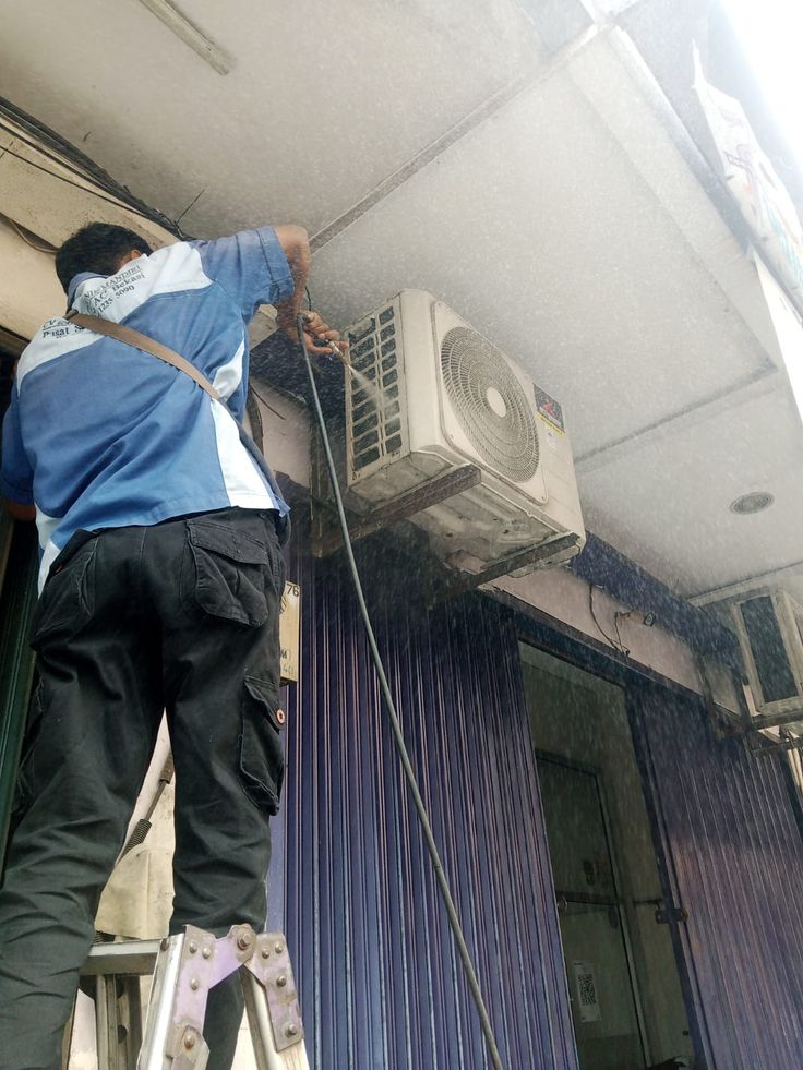 AC gas filling on Freeganj side near Madhav Nagar Ujjain with leak detection and vacuuming