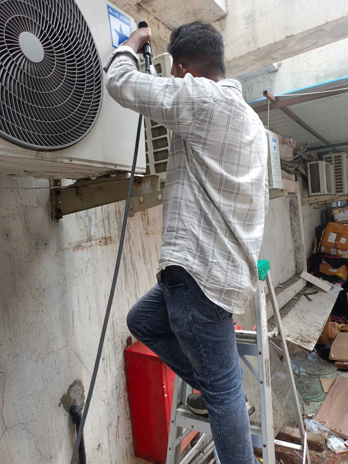 Split AC jet-pump deep cleaning service in Katni Highway North, Beohari Road Jabalpur by Clean Hub technician